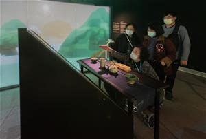 9_高美館《擴散耦》展場一隅，參觀者體驗作品《EAT達文西》虛擬用餐，跳脫傳統觀展想像