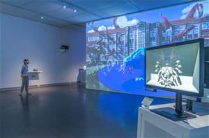 8_高美館《擴散耦》展場一隅，參觀者戴上虛擬實境(VR)裝置，在作品《艾索羅夫ASOMROF》化_