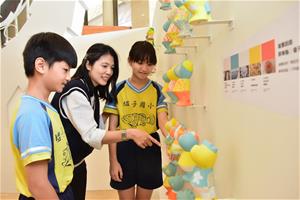 3_《感動龍》一展邀請學校老師帶著學生創作，以家鄉的文化色彩看見臺灣之美。