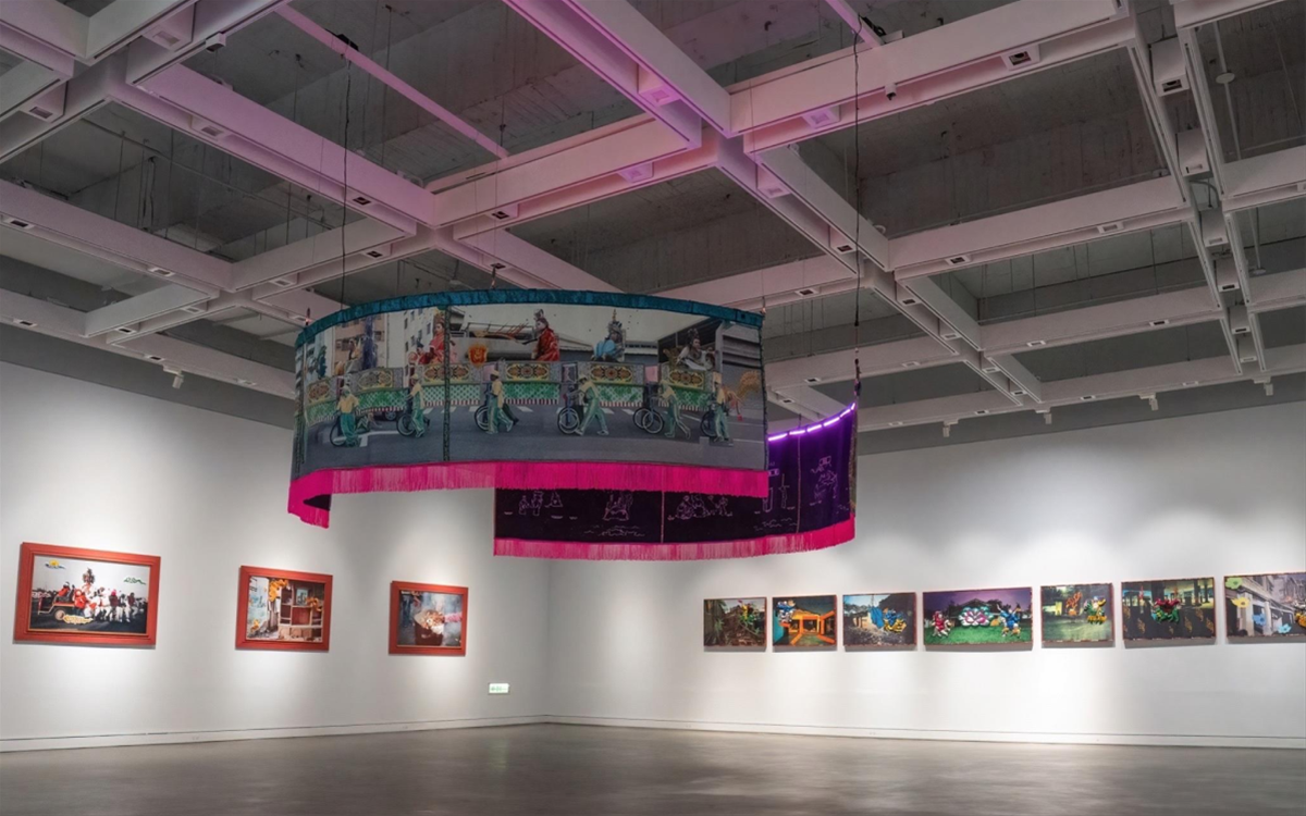 高美館《眾聲・嬉境—邱國峻個展》展場一隅
