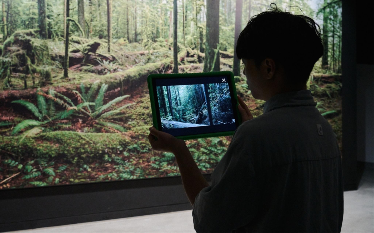高美館《人類世》一展中，民眾可透過AR體驗，觀看隱藏在影像內不為人知的故事