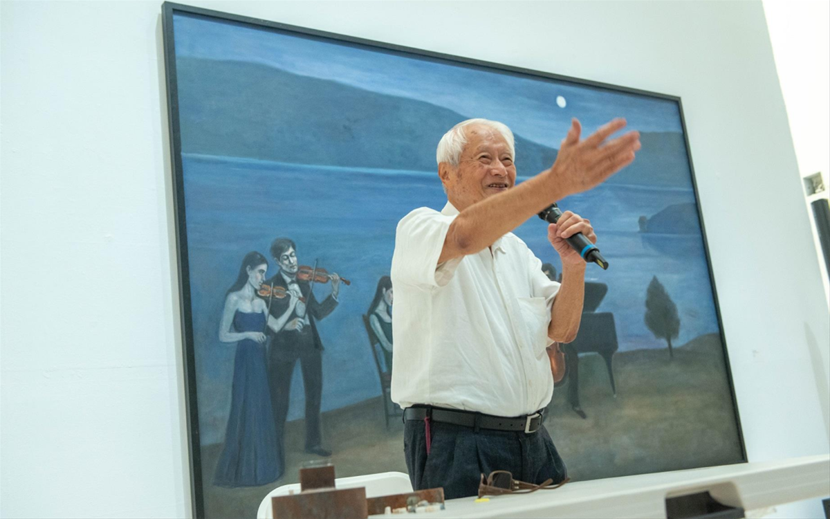 藝術家陳景容於《寂靜的世界》開幕活動中為與會嘉賓展示馬賽克技法