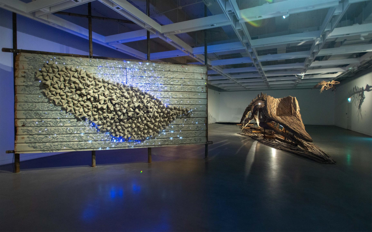 《黑湧》展間一隅，展出藝術家林純用作品《肉粽角台灣地形圖》與《抺香鯨骨架》