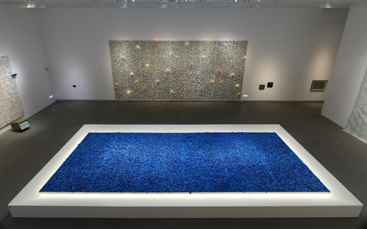 俯瞰《江賢二2023個展》展場，〈百年廟23-00〉（上）點點蠟火中的曖曖暖光，與給海的情詩作品〈海的聲音21-00〉（下）相互輝映