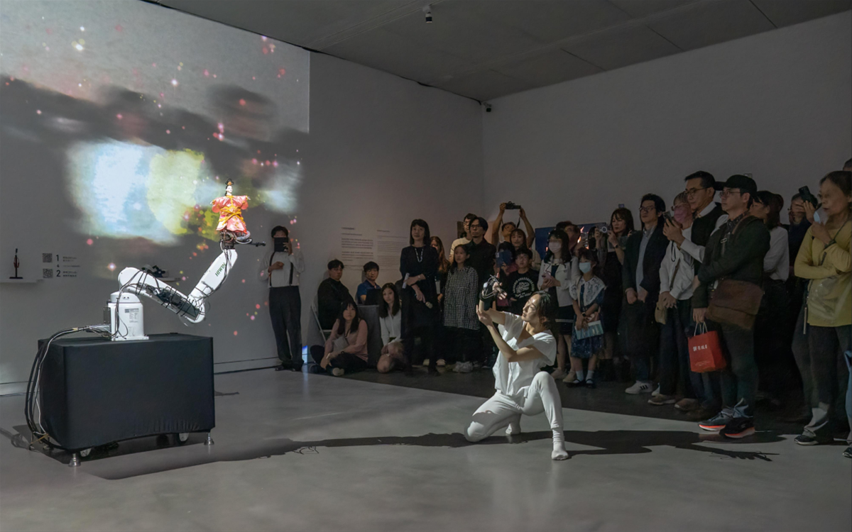 高美館「擴散耦」展覽開幕表演「聚．具_ 虛實操偶與人機互動劇場」，感受人機互動劇