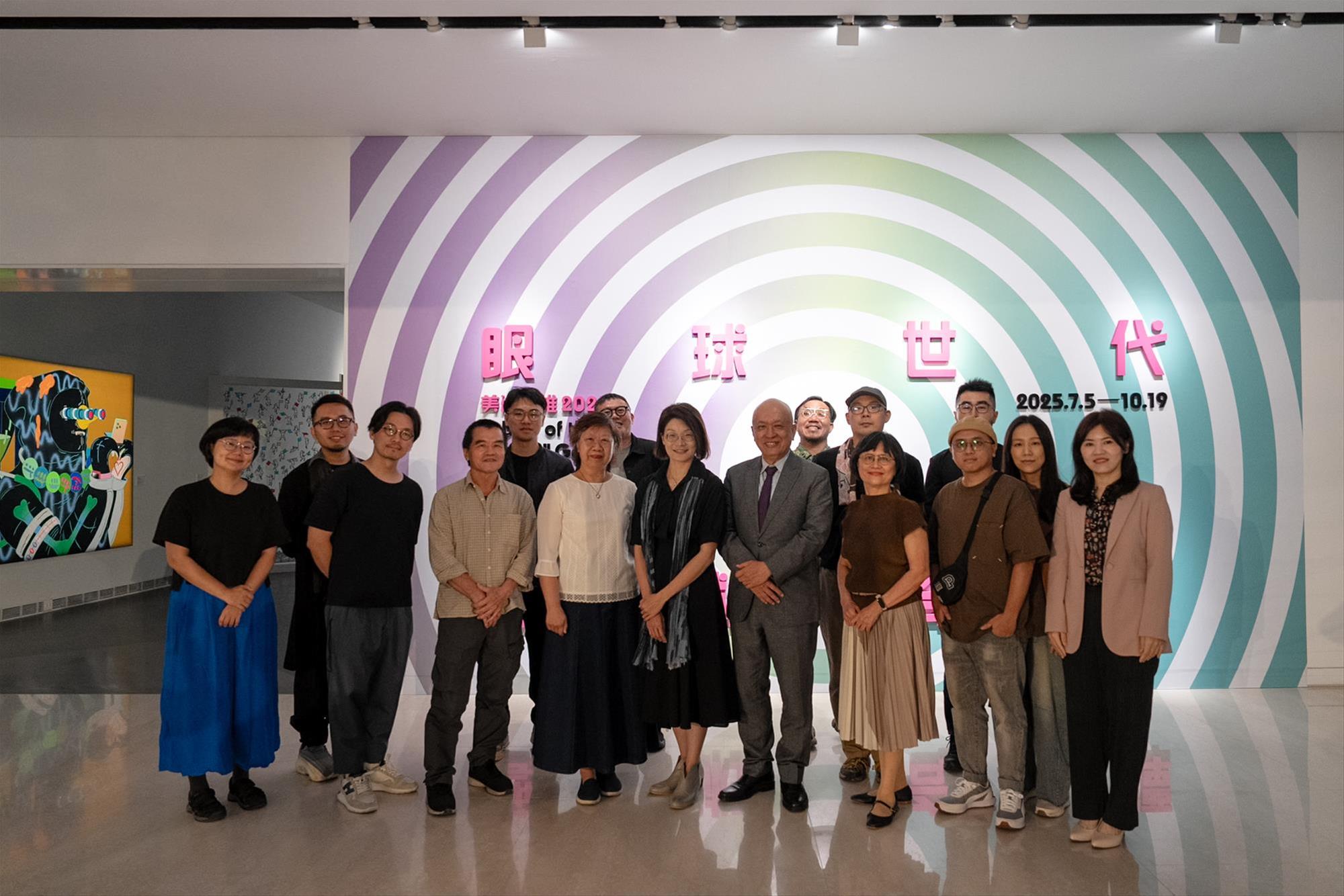 高美館《眼球世代藝術奇譚》7.5開幕，參展藝術家、藝術家家屬與高美館代理館長林羿妏、高市圖行政長郭千蜜、台新藝術基金會董事長鄭家鐘共同合影留念。
