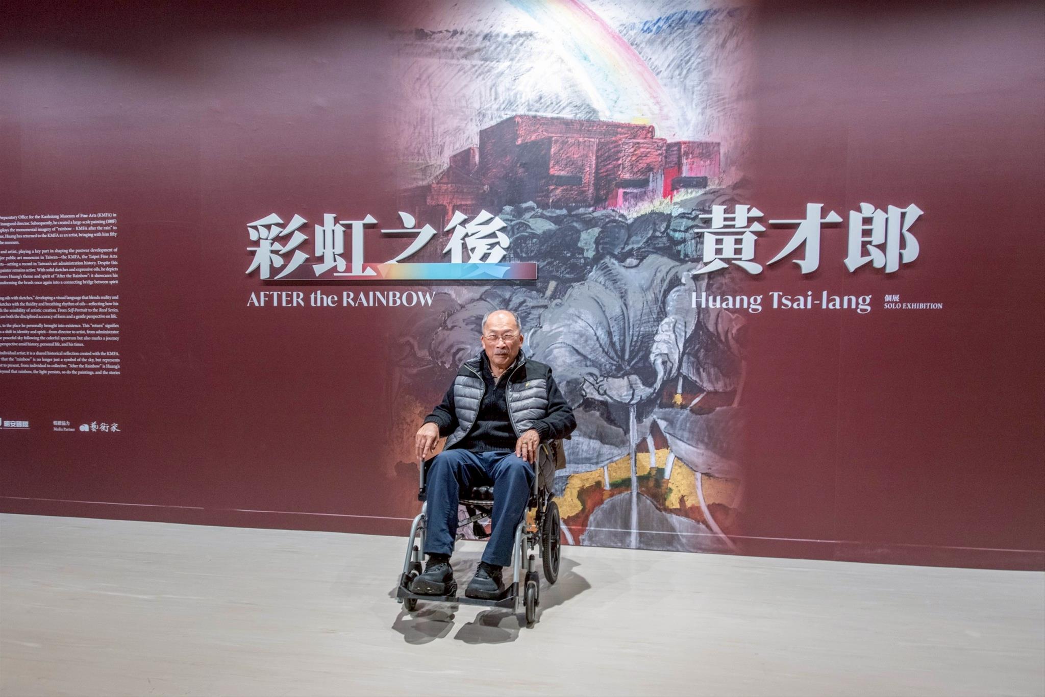 藝術家黃才郎於展場主題牆前留影（攝影：林宏龍）