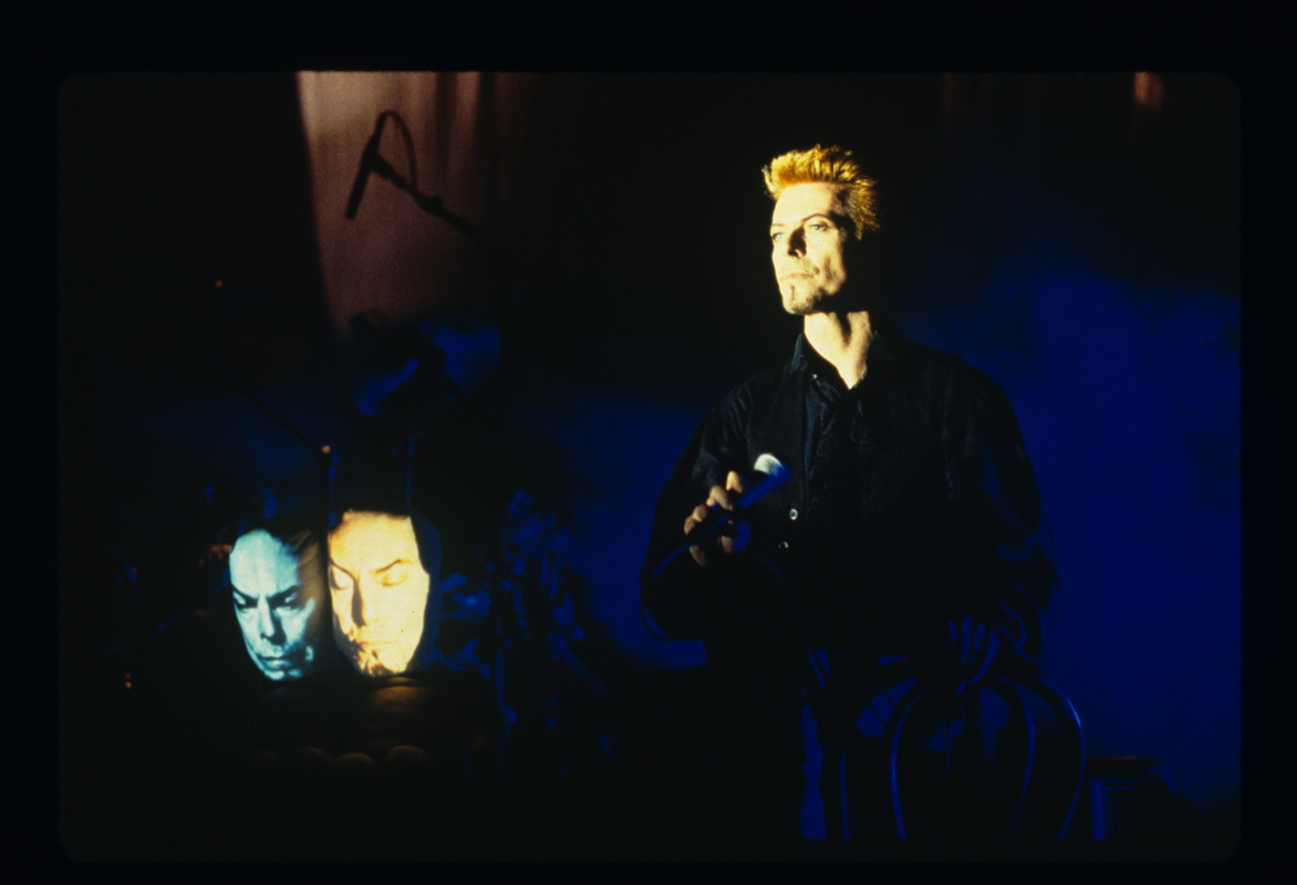 1997年,湯尼‧奧斯勒作品與大衛‧鮑伊五十歲生日派對(圖片提供:Tony Oursler)