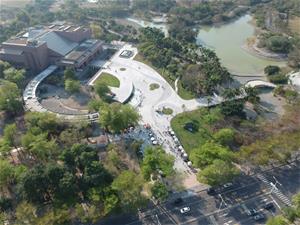 高雄市立美術館館前廣場於整修後展現全新的面貌。（照片提供：張瑪龍陳玉霖聯合建築師事務所）