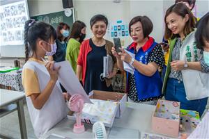 左二起為高美館館長李玉玲、高雄市議員童燕珍與李雅慧，仔細聆賞學童分享創作歷程。