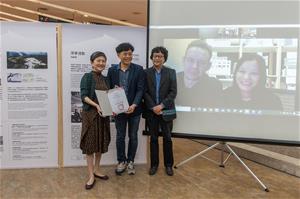 左起為高美館館長李玉玲、建築師賴人碩和合夥建築師吳建治，遠端連線Dwayne Oyler和Jenny Wu於記者會現場合影留念。