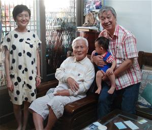 李玉玲館長於2018年至屏東潮州拜訪藝術家莊世和與家屬