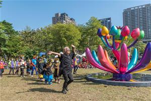 藝術家賴純純與學童於其作品〈希望之花〉前帶來充滿喜慶氣氛的舞蹈表演，為《奇花仙境》之展出揭開序幕。