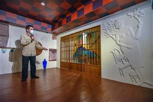 兒美館新展《不只是．房子》展場一景，藝術家李明則現地創作〈公子出遊－福利社〉，以高美館典藏品〈四十而不惑〉為靈感打造復古奇思幻境。