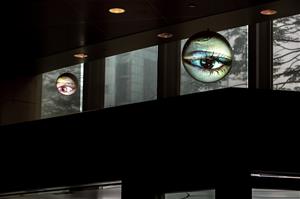 藝術家湯尼．奧斯勒特別為台北串連展量身打造作品〈黯黑〉，以回應高雄主展《黑盒－幻魅於形》的多元面貌。(1)（圖片提供｜台新銀行文化藝術基金會，攝影｜王士源）