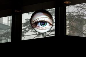 藝術家湯尼．奧斯勒特別為台北串連展量身打造作品〈黯黑〉，以回應高雄主展《黑盒－幻魅於形》的多元面貌。(2)（圖片提供｜台新銀行文化藝術基金會，攝影｜王士源）