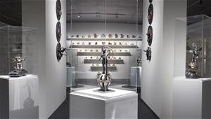 高美館市民畫廊即日起至5月30日推出《風雲在棋》，展出多媒材創作者林悅棋15年來之再生媒材作品。3