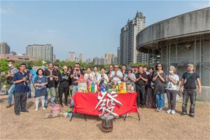 本展策展團隊、高美館館方工作人員、藝術家們與李俊賢之親屬好友，共同為本次展覽及創作計畫祈求順利平安。