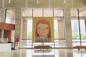 圖為高美館《奈良美智特展》打卡拍照區，歡迎參觀民眾合影紀念。