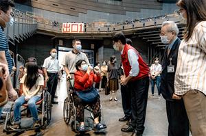 高雄市長陳其邁於巨蛋接種站現場親切問候民眾施打疫苗狀況。