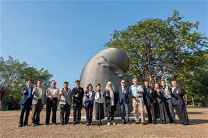 《一線生命－康木祥雕塑展》盛大登場，於高美館、衛武營和中鋼總部大樓同步展出。高雄市副市長史哲、高雄市議員康裕成、文化局副局長簡美玲、藝術家康木祥、高美館館長李玉玲、衛武營副總監郭遠仙、中鋼公司董事長翁朝棟、高雄市鋼鐵經營協會王隆興理事長與協會理監事吳文瑞董事長、鍾國盛董事長等數位成員，以及本展策展人王焜生於高美館展出作品〈無限生命〉前合影留念。