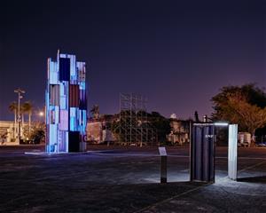 形構設計作品〈時空口〉夜間視角，解構貨櫃作為媒材，打造10米高的港灣新地標。（攝影：Studio Millspace）