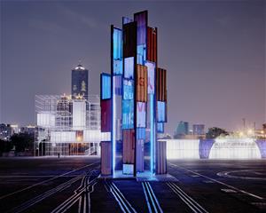 形構設計作品〈時空口〉夜間視角，解構貨櫃作為媒材，打造10米高的港灣新地標。（攝影：Studio Millspace）
