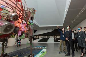 1. 藝術家李承亮為市長陳其邁現場導覽其於《2022高雄獎》獲獎作品〈Dio駱駝〉。