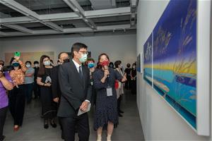 2.藝術家李屏宜為市長陳其邁現場導覽其於《2022高雄獎》獲獎作品〈呼吸： 風景〉。