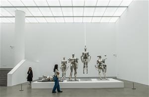 謝春德雕塑作品〈第五文化層－我找到我自己：「道」一家人〉