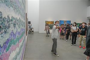 通傳3_《抽象高雄》展覽策展人王焜生為與會觀眾進行現場導覽解說。