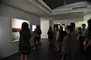 藝術家盧卡斯與策展人李佳麟於開幕活動上共同為展覽進行導覽