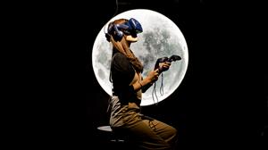 通傳1_黃心健與蘿瑞．安德森共同創作《登月》透過虛擬實境技術打造神話般的新月幻境（黃心健提供）
