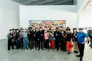6_市長陳其邁與市府團隊於泰國藝術家阿運．若望恰庫畫作〈昔日邊界內〉的「畫中人」內惟居民共同合影。