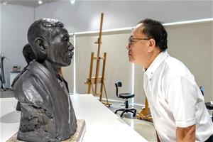 通傳1_內惟藝術中心修復室也可以是還原歷史現場，圖為史哲視察修復中的黃土水作品〈山本悌二郎銅像〉。