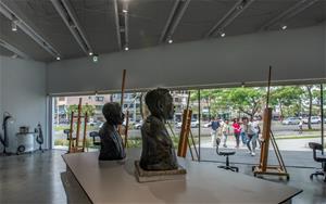 通傳2_內惟藝術中心擁有全台首座藝文場館內的開放式修復中心，吸引周邊民眾駐足觀看。