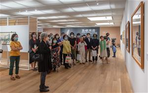 《島嶼溯遊》策展人賴明珠(前排)為開幕嘉賓進行作品展覽解說。