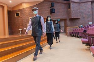 5_高美館培訓課程上，由志工穿上新版制服於美術館演講廳繞場走秀。