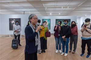 3_展覽策展人羅潔尹(前排)為活動與會嘉賓導覽說明《南方作為衝撞之所》一展。