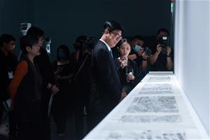 2_《2023 高雄獎》首獎得主翁榛羚為市長陳其邁導覽作品〈佝僂變形記〉。