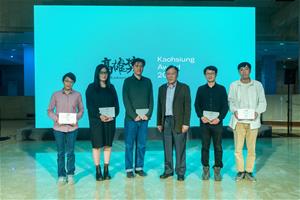 6_本屆高雄獎評審團代表石瑞仁(右3)與優選獎得主合影。