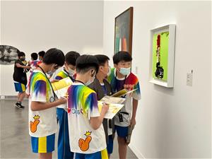 偏鄉學童參觀《世界－林明哲的藝術收藏》一展。