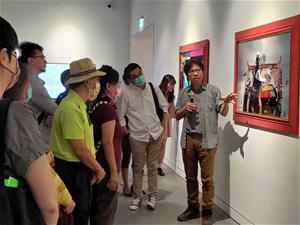 藝術家邱國峻於高美館《眾聲・嬉境—邱國峻個展》進行導覽。