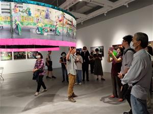 藝術家邱國峻於高美館《眾聲・嬉境—邱國峻個展》進行導覽。