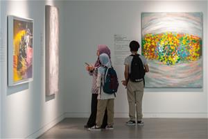 高美館《播種者—2023台灣美術院院士大展》展場一隅。