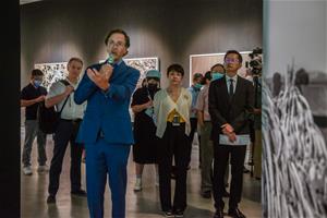 3_藝術家尼可拉斯．德龐希埃於《人類世》開幕活動為與會嘉賓導覽。