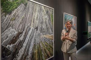 4_加拿大安大略美術館策展人蘇菲．哈克特於《人類世》開幕活動為與會嘉賓導覽。