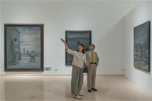 5_高美館《寂靜的世界—陳景容個展》今(26)開展，圖左為高美館代理館長林羿妏、右為亞洲大學現代美術館館長潘襎。