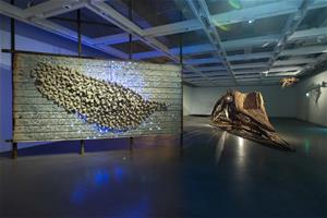 3-《黑湧》展間一隅，展出藝術家林純用作品《肉粽角台灣地形圖》與《抺香鯨骨架》。