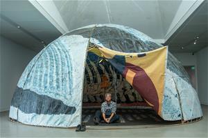 7-藝術家林純用於《黑湧》展間與作品《塑膠海翁》合影。